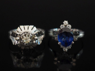 Vente aux enchères Ensemble comprenant :  - une bague de forme marquise en or blanc 750, 