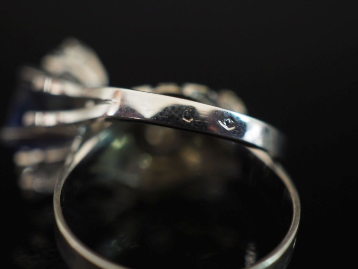 Ensemble comprenant :  - une bague de forme marquise en or blanc 750, 