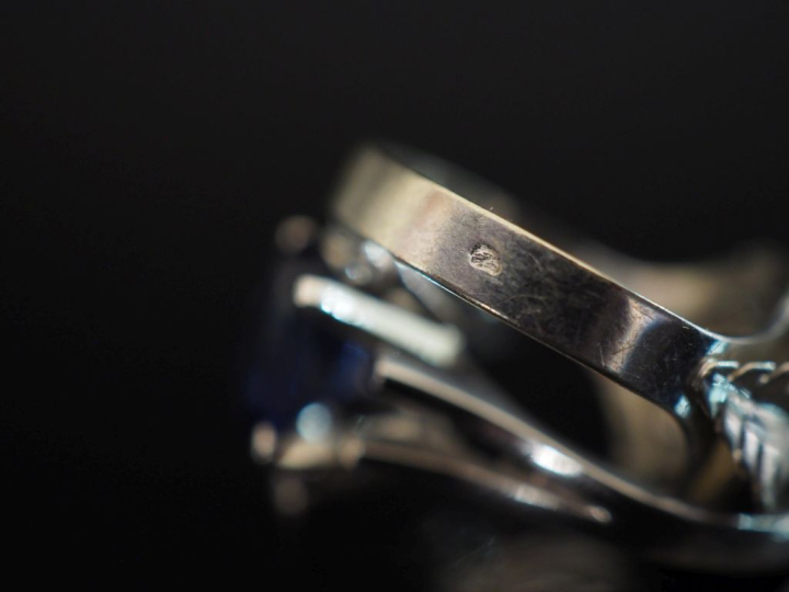 Ensemble comprenant :  - une bague de forme marquise en or blanc 750, 