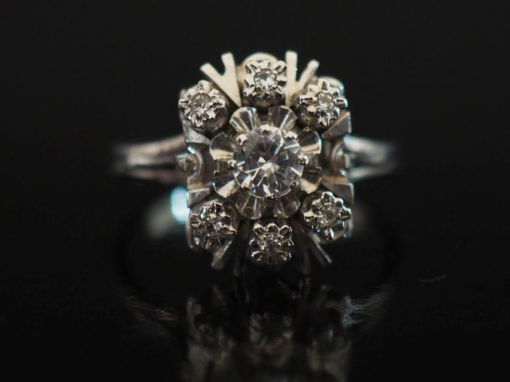 Ensemble comprenant deux différentes bagues en or blanc 750, serties d