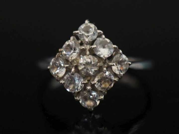 Ensemble comprenant deux différentes bagues en or blanc 750, serties d