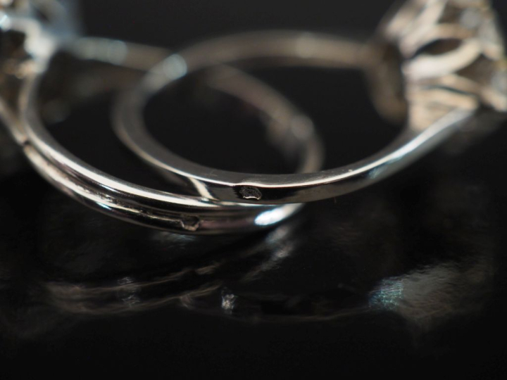 Ensemble comprenant deux différentes bagues en or blanc 750, serties d