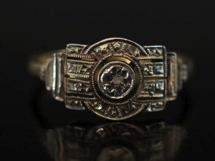 Petite bague de style Art déco en or jaune 750, sertie en son centre d