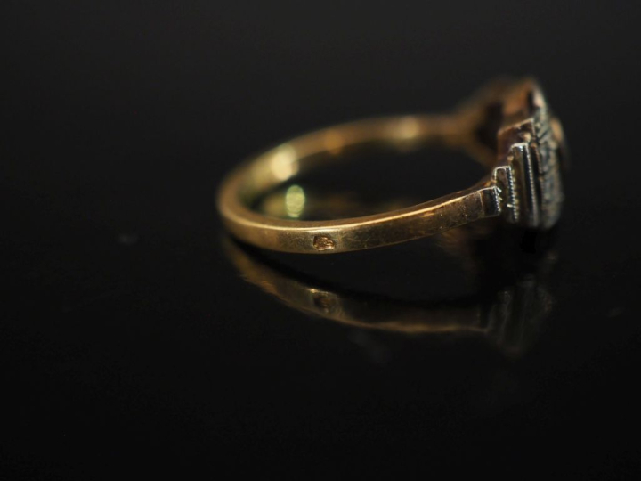 Petite bague de style Art déco en or jaune 750, sertie en son centre d
