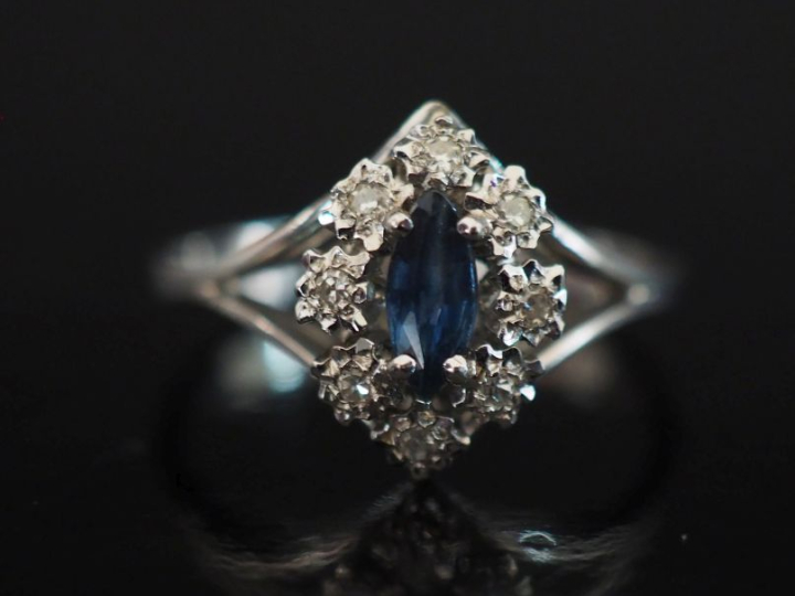 Petite bague de forme marquise en or blanc 750, sertie en son centre d