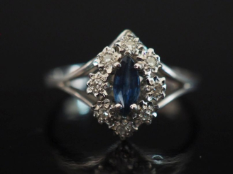 Vente aux enchères Petite bague de forme marquise en or blanc 750, sertie en son centre d