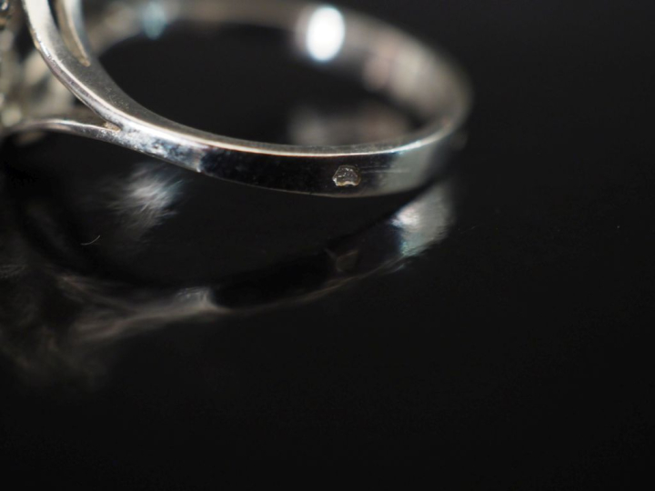 Petite bague de forme marquise en or blanc 750, sertie en son centre d