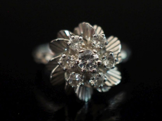 Vente aux enchères Bague bouquet en or blanc 750, sertie de pierres à l'imitation du diam