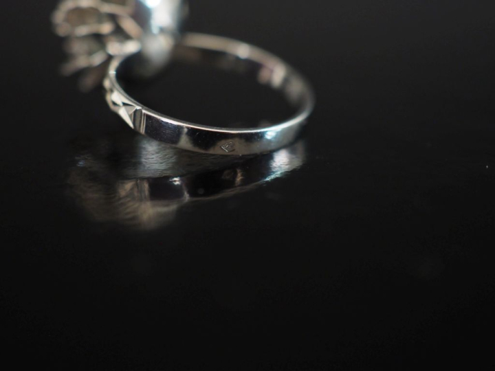 Bague bouquet en or blanc 750, sertie de pierres à l'imitation du diam