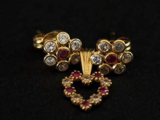 Vente aux enchères Ensemble comprenant :  - une paire de puces d'oreilles en forme de fle