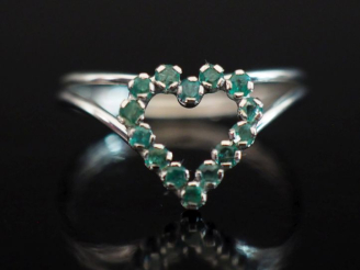 Vente aux enchères Bague ajourée de forme stylisée en or jaune 750, à décor d'un cœur ser