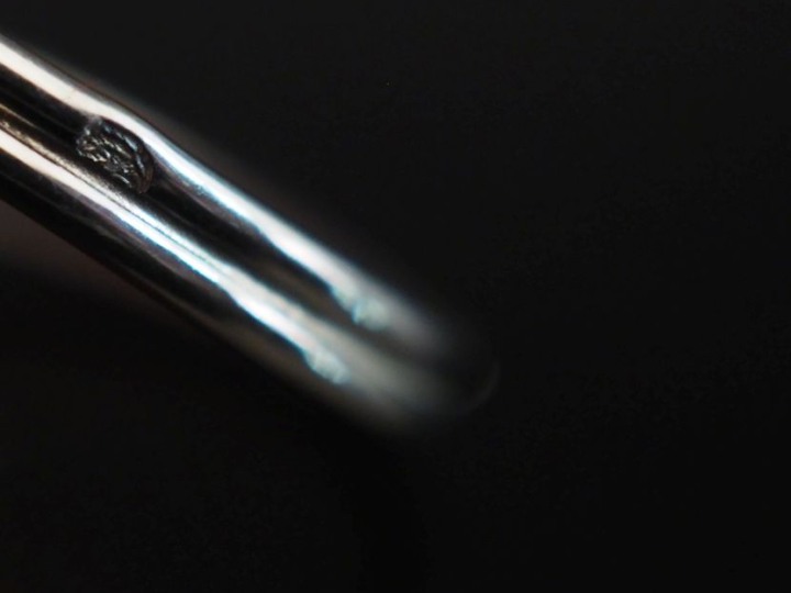 Bague ajourée de forme stylisée en or jaune 750, à décor d'un cœur ser