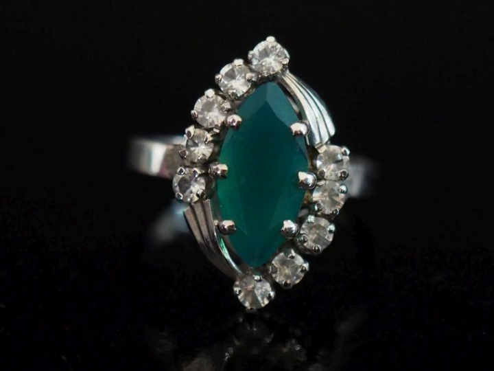 Bague de forme marquise stylisée en or blanc 750, sertie en son centre