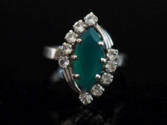 Vente aux enchères Bague de forme marquise stylisée en or blanc 750, sertie en son centre