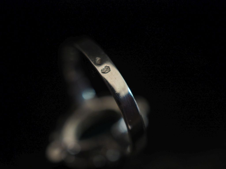 Bague de forme marquise stylisée en or blanc 750, sertie en son centre