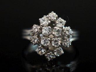 Vente aux enchères Bague en or blanc 750, sertie d'un pavage de pierres à l'imitation du 