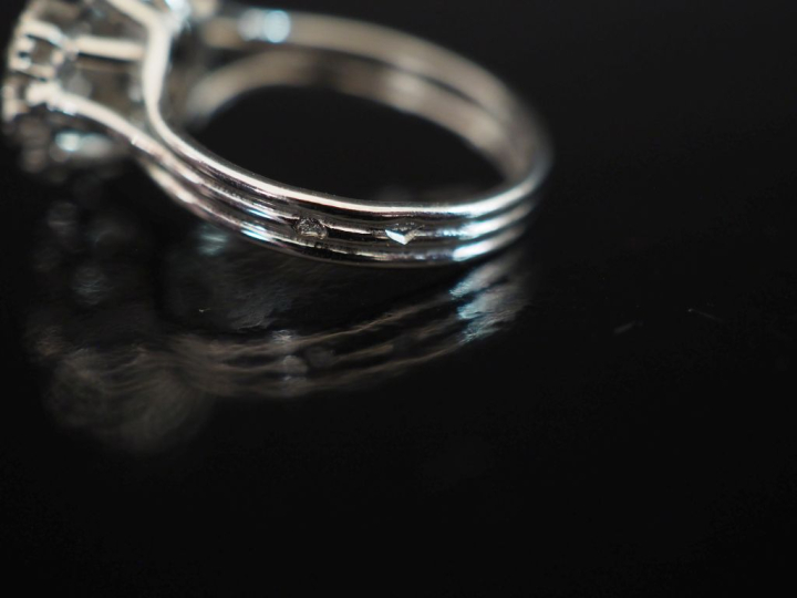 Bague en or blanc 750, sertie d'un pavage de pierres à l'imitation du 
