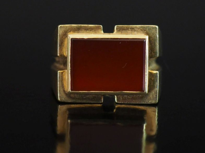 Bague de forme chevalière en or jaune 585, sertie en son centre d'une 