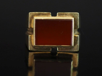 Vente aux enchères Bague de forme chevalière en or jaune 585, sertie en son centre d'une 