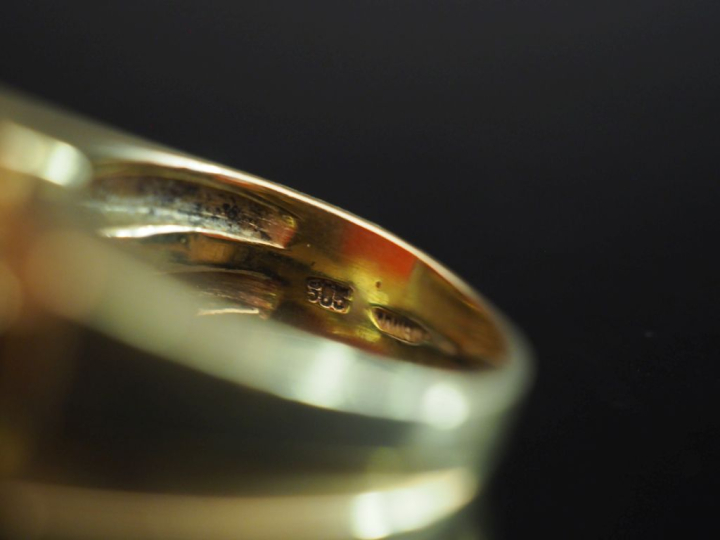 Bague de forme chevalière en or jaune 585, sertie en son centre d'une 