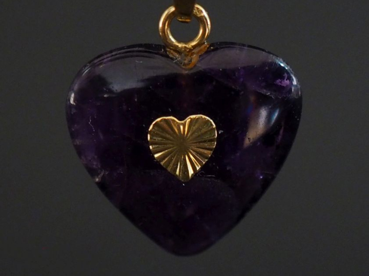 Pendentif en forme de cœur en or jaune 750 et pierre dure.  1,5 x 1,5 
