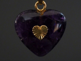 Vente aux enchères Pendentif en forme de cœur en or jaune 750 et pierre dure.  1,5 x 1,5 