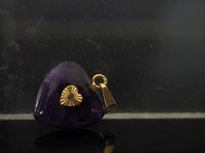 Pendentif en forme de cœur en or jaune 750 et pierre dure.  1,5 x 1,5 