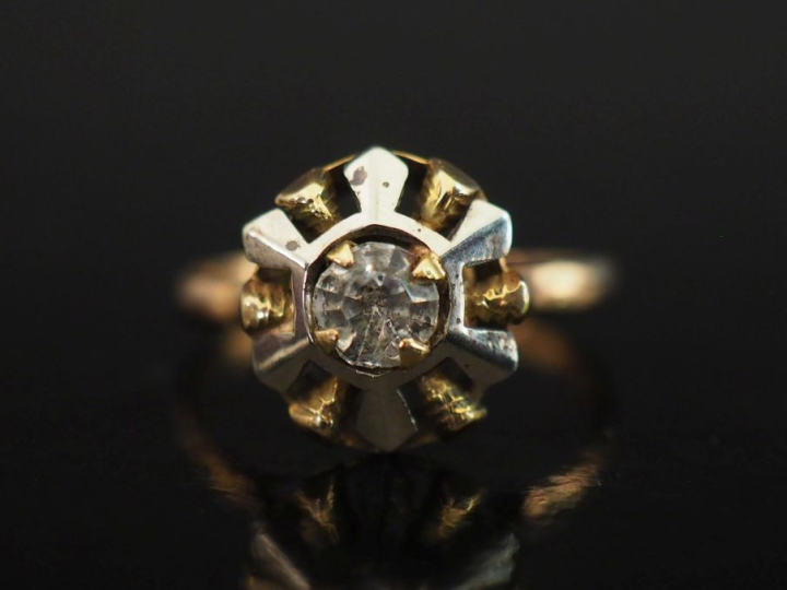 Petite bague ronde ajourée en or jaune 750, sertie en son centre d'une