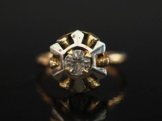 Vente aux enchères Petite bague ronde ajourée en or jaune 750, sertie en son centre d'une