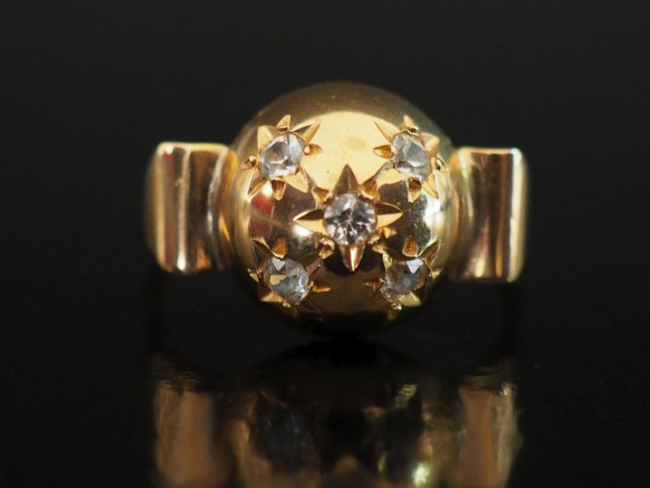 Bague en or jaune 750, à décor d'une demi sphère sertie de pierres à l