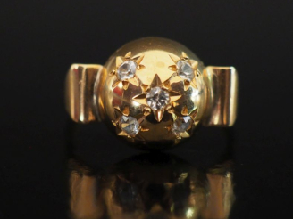 Vente aux enchères Bague en or jaune 750, à décor d'une demi sphère sertie de pierres à l