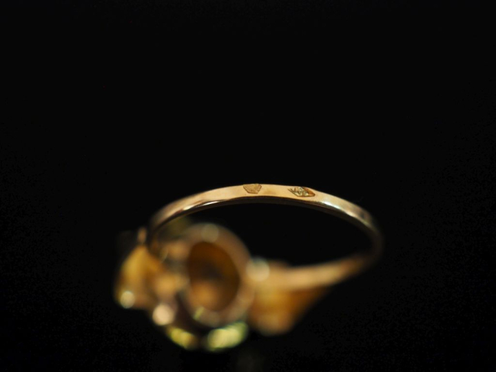 Bague en or jaune 750, à décor d'une demi sphère sertie de pierres à l