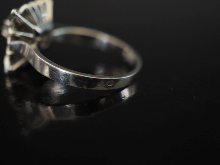 Bague à section carrée en or blanc 750, sertie en son centre d'un diam