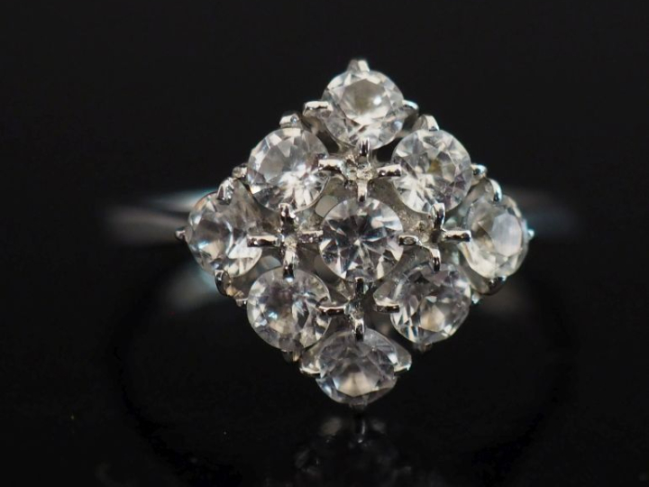 Bague en or blanc 750, sertie d'un pavage de pierres à l'imitation du 