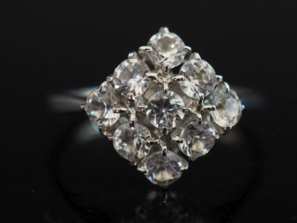 Vente aux enchères Bague en or blanc 750, sertie d'un pavage de pierres à l'imitation du 