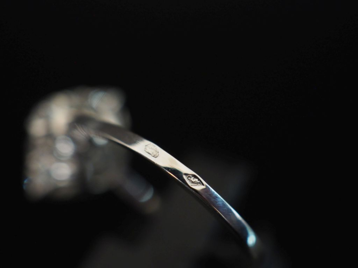 Bague en or blanc 750, sertie d'un pavage de pierres à l'imitation du 