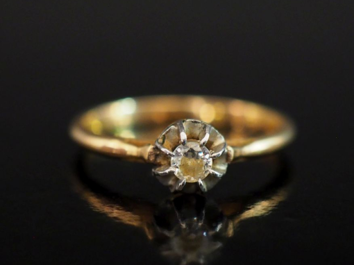 Petite bague de forme solitaire en or jaune 750, sertie en son centre 