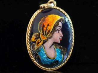 Vente aux enchères Pendentif de forme ovale en or jaune 750, serti en son centre d'un éma