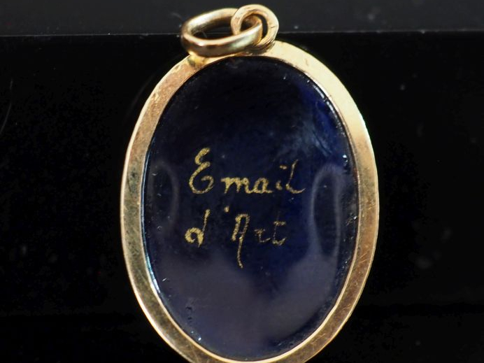 Pendentif de forme ovale en or jaune 750, serti en son centre d'un éma