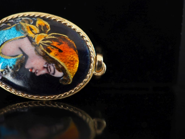 Pendentif de forme ovale en or jaune 750, serti en son centre d'un éma