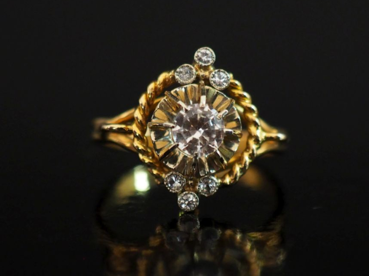 Petite bague ajourée en or jaune 750, sertie de pierres à l'imitation 