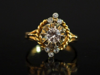 Vente aux enchères Petite bague ajourée en or jaune 750, sertie de pierres à l'imitation 