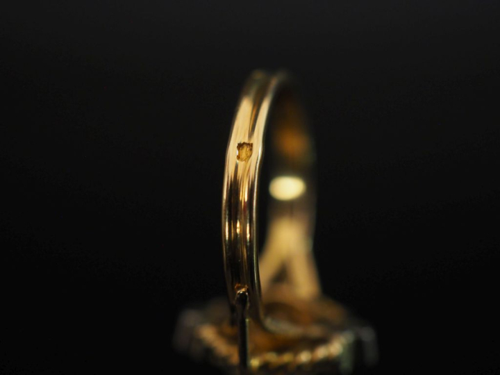 Petite bague ajourée en or jaune 750, sertie de pierres à l'imitation 