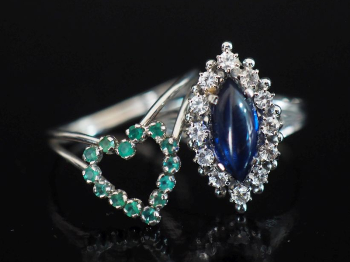 Ensemble comprenant :  - une bague de forme marquise en or blanc 750, 