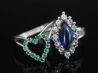 Vente aux enchères Ensemble comprenant :  - une bague de forme marquise en or blanc 750, 