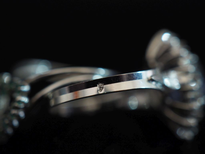 Ensemble comprenant :  - une bague de forme marquise en or blanc 750, 