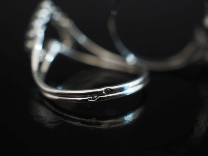 Ensemble comprenant :  - une bague de forme marquise en or blanc 750, 