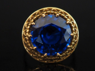 Vente aux enchères Bague ronde en or jaune 750, sertie en son centre d'un saphir synthéti