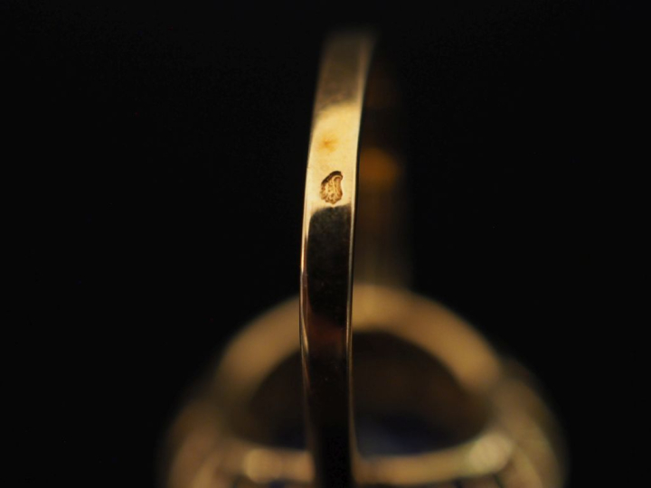 Bague ronde en or jaune 750, sertie en son centre d'un saphir synthéti