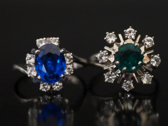 Vente aux enchères Ensemble comprenant :  - une bague de forme marguerite en or blanc 750